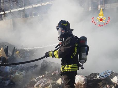 Incendiata Discarica A Reggio Calabria Comitato Basta Polemiche