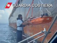 Marittimo infortunato trasbordato d’urgenza sulla motovedetta della guardia costiera di Gioia Tauro (Video)