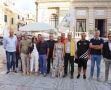 Nuovi sbarchi di migranti in Calabria mentre cittadini scendono in piazza a firmare a difesa Salvini nel Processo Open Arms, la Lega vola nei sondaggi.