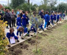 “Insieme per la Festa dell’Albero”: A Portigliola, evento educativo e festoso con le scuole promosso da Comune, Gal Terre Locridee e Copagri