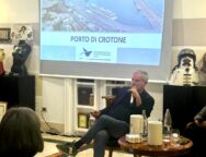 Il presidente dell’Autorità di Sistema portuale dei mari Tirreno meridionale e Ionio, Andrea Agostinelli, ha preso parte al 50esimo anniversario del Consorzio dei Trasportatori di Crotone