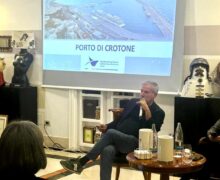 Il presidente dell’Autorità di Sistema portuale dei mari Tirreno meridionale e Ionio, Andrea Agostinelli, ha preso parte al 50esimo anniversario del Consorzio dei Trasportatori di Crotone